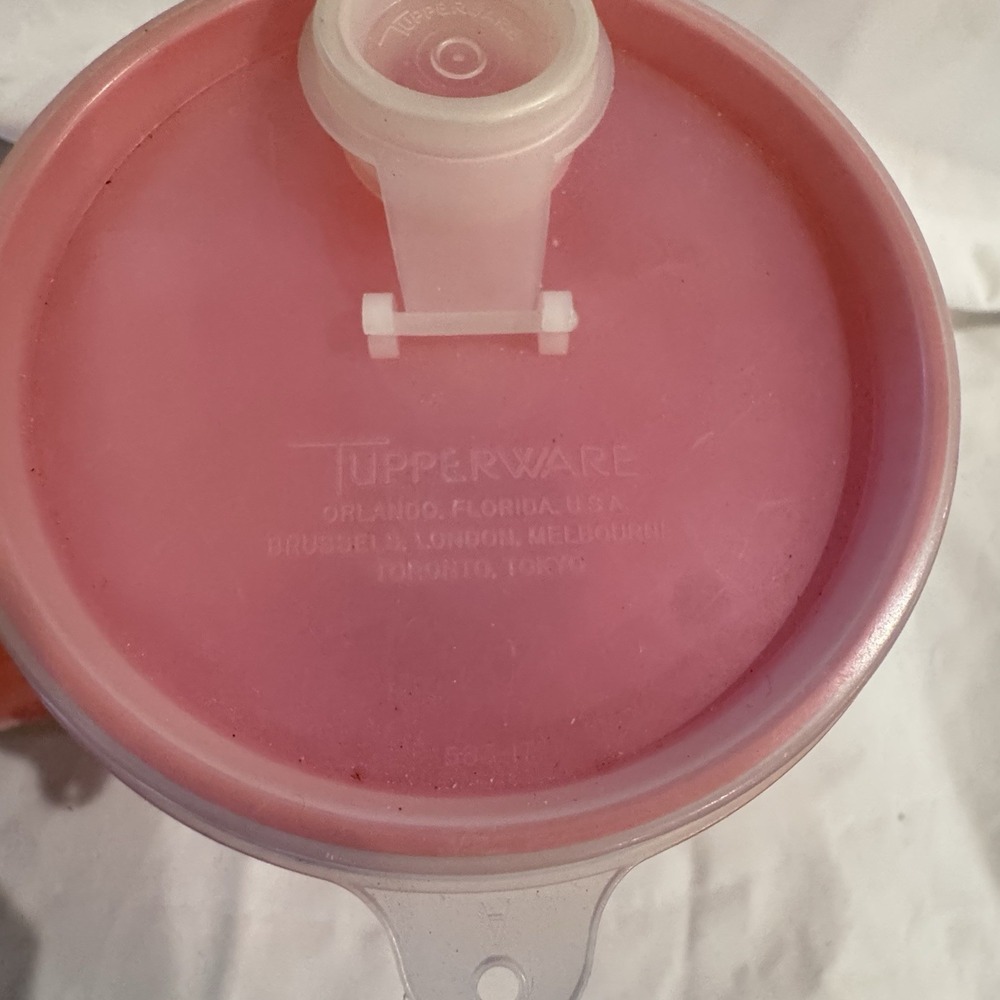 2 Vintage Tupperware Handolier 32 oz Orange Pitchers #321 Sheer Fliptop Lid - Picture 10 of 11